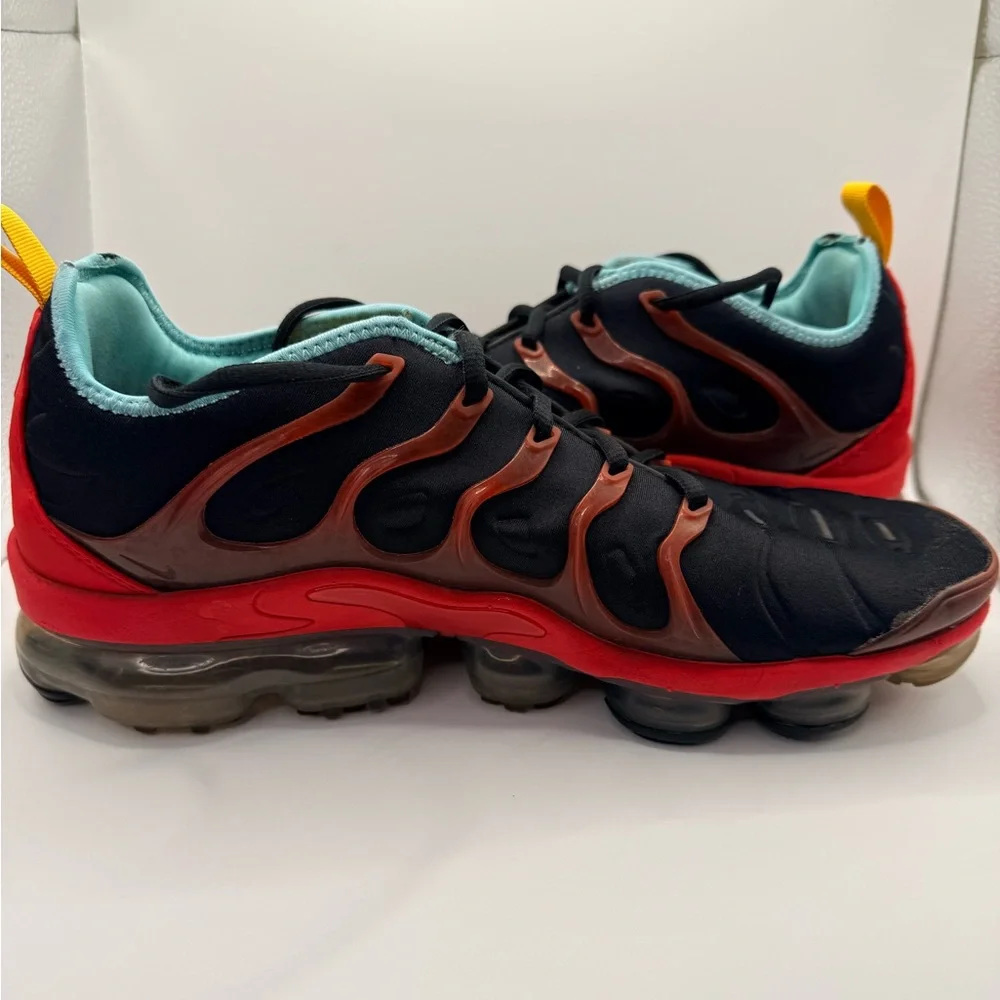 NIKE AIR VAPOR MAX PLUS “Stained Glass” Men’s Size 12 Black‎ Red Sneakers